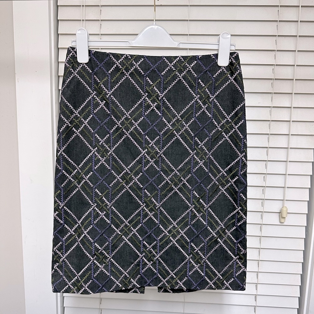 Etcetera gray embroidered plaid skirt size 4 EUC
